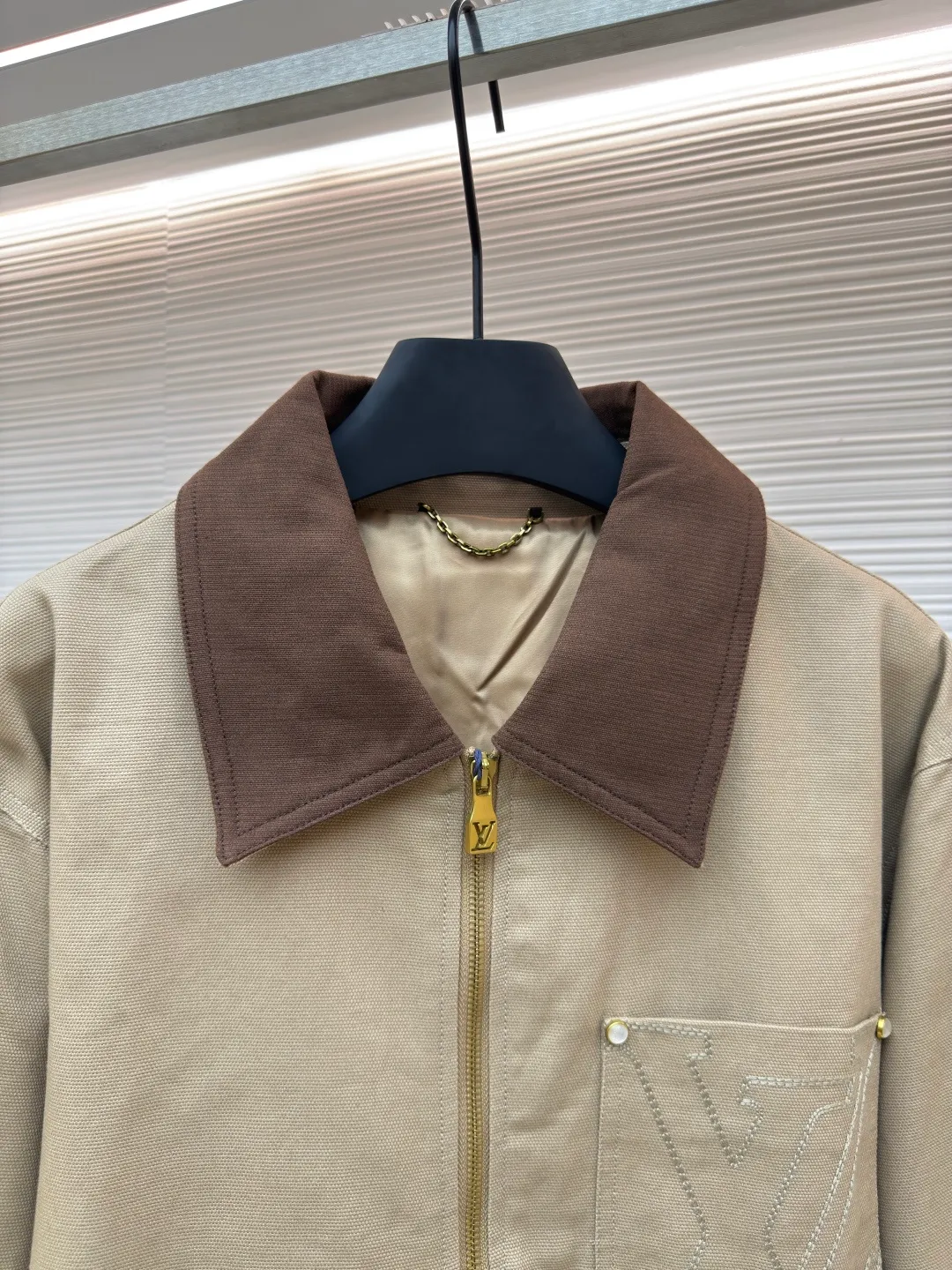 LOUIS VUITTON bamboo martin denim jacket ●Authentic product: 22600 purchased and developed ●Item number: 1680310-C55 ●Fabric: small martin yarn-dyed fabric ●Technology: made on positioning cutting machine ●Version: fitted version ●Weight: about 860 grams ●Size: 44-46-48-50 ●Description: The fabric is made of Little Martin yarn-dyed fabric, the warp and weft yarns are 7s+7s double-twisted, the fabric is made of long lathe dyeing process, the color of the bulk fabric is custom-dyed, the small jacquard fabric for the collar is custom-woven, the back pockets are made of domestic high-speed machines, mercerized tatami The embroidery method is matched with rayon twill satin lining. The back square leather tag is made of two-layer cowhide and pressed with an embossed mold. The I-shaped buckle and rivets are made of antique gold-plated bases. The interior is inlaid with polished high-gloss mother-of-pearl. The shells are laser-engraved with letter patterns. The overall routing is straight and delicate, the fabric is comfortable and soft, the color is consistent and there is no color difference, it can be matched with the same style to create a fashionable look, and can be used in various occasions, customized accessories, complete with three standards, the same style for men and women!